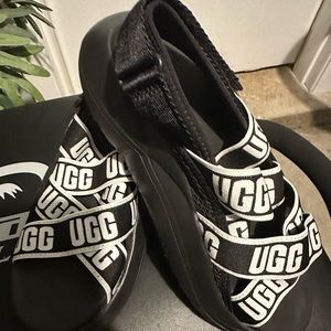 UGG BLACK SIZE 8 SANDALS
